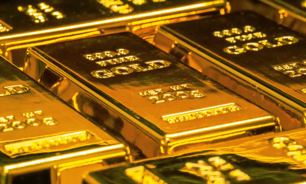 global-gold-price-surges:-what-it-means-for-canadian-investors